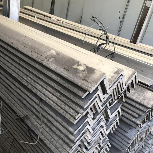用碳素结构钢,是简单断面的型钢钢材,主要用于金属构件及厂房的框架等